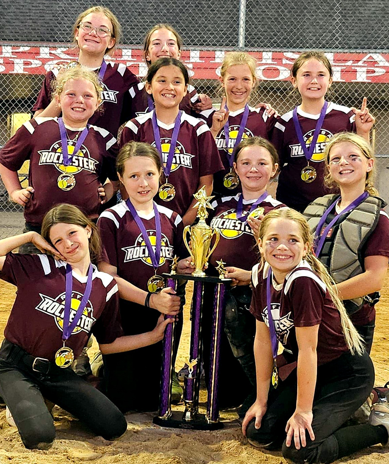 RYFSA softball team with trophy.